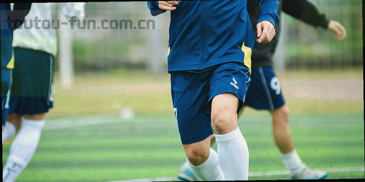 多层半透明数据块叠放形成的抽象纹理，冷蓝色调中透出青色光点